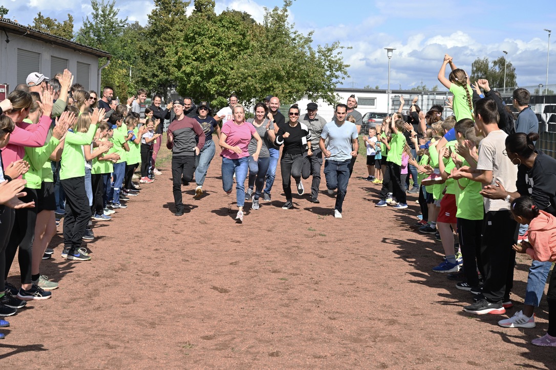 Packt eure sportlichen Eltern aus - gemeinsam zum Sportabzeichen 2025