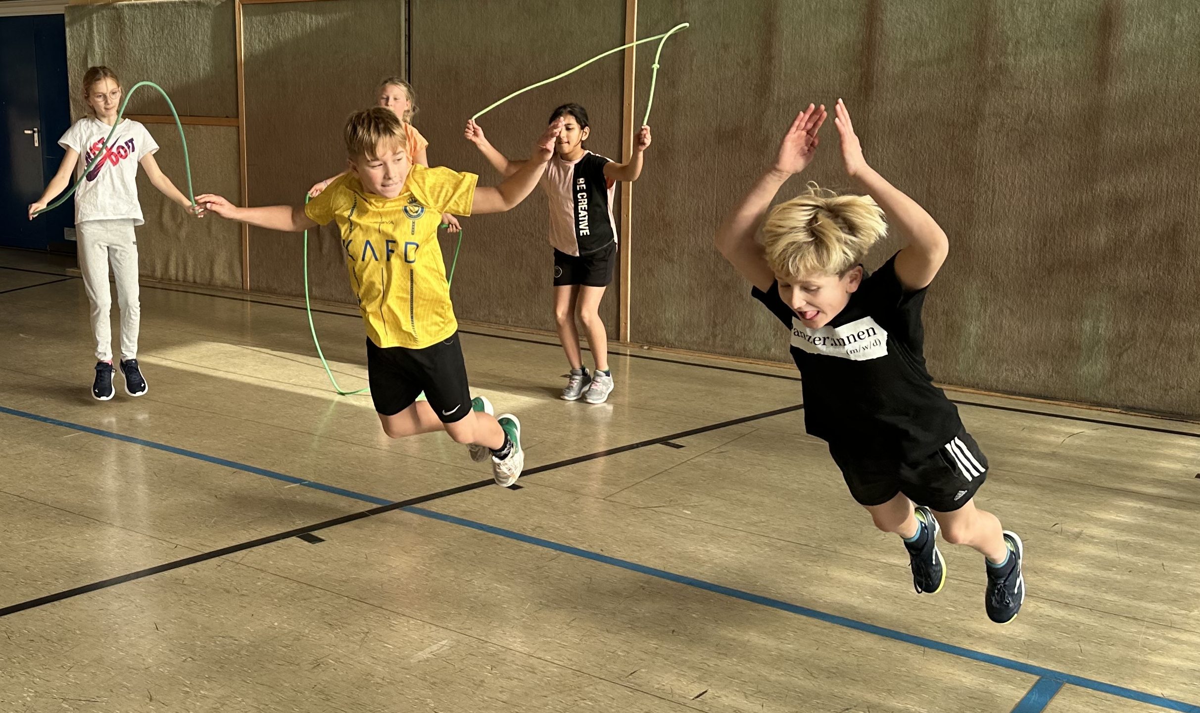 GS Am See – Laufen, Schwimmen, Turnen	 Rund ums Jahr begleitet uns das Deutsche Sportabzeichen in Jahrgang 4.  Projektstart 2024 „Sportabzeichen im Schwimmen“ in Jahrgang 3